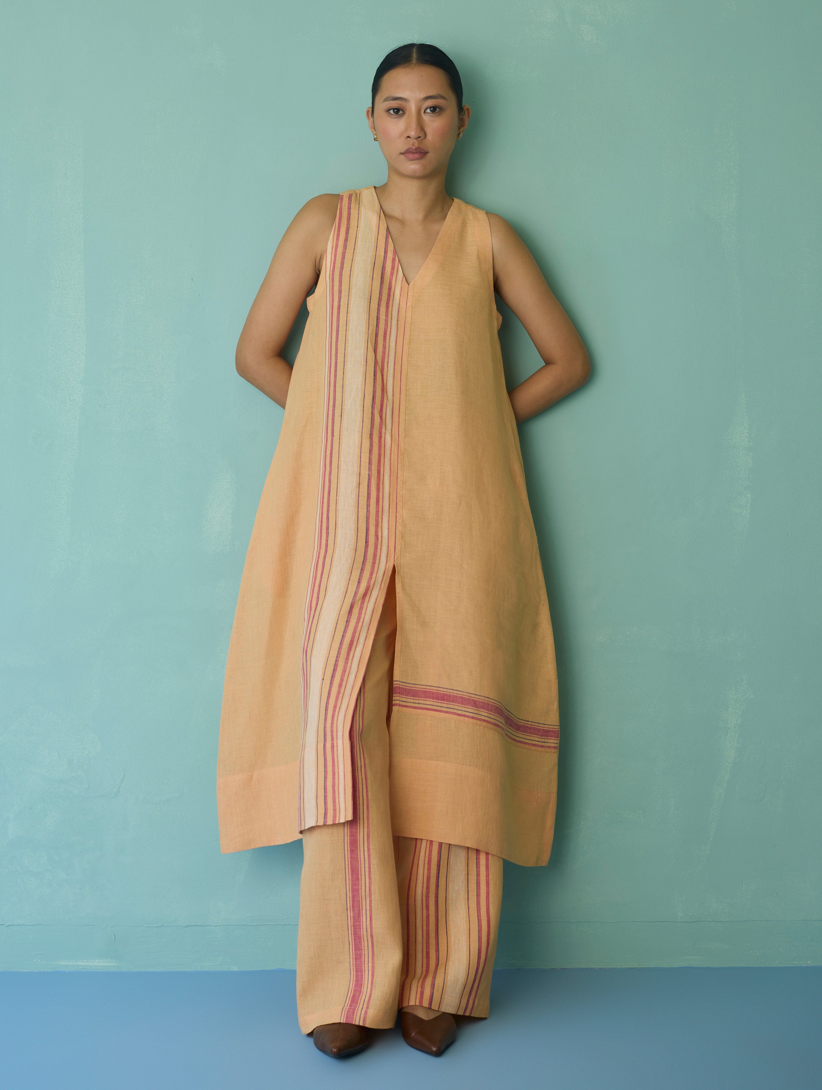 Vanya Border Linen Sleeveless Kurta - Apricot