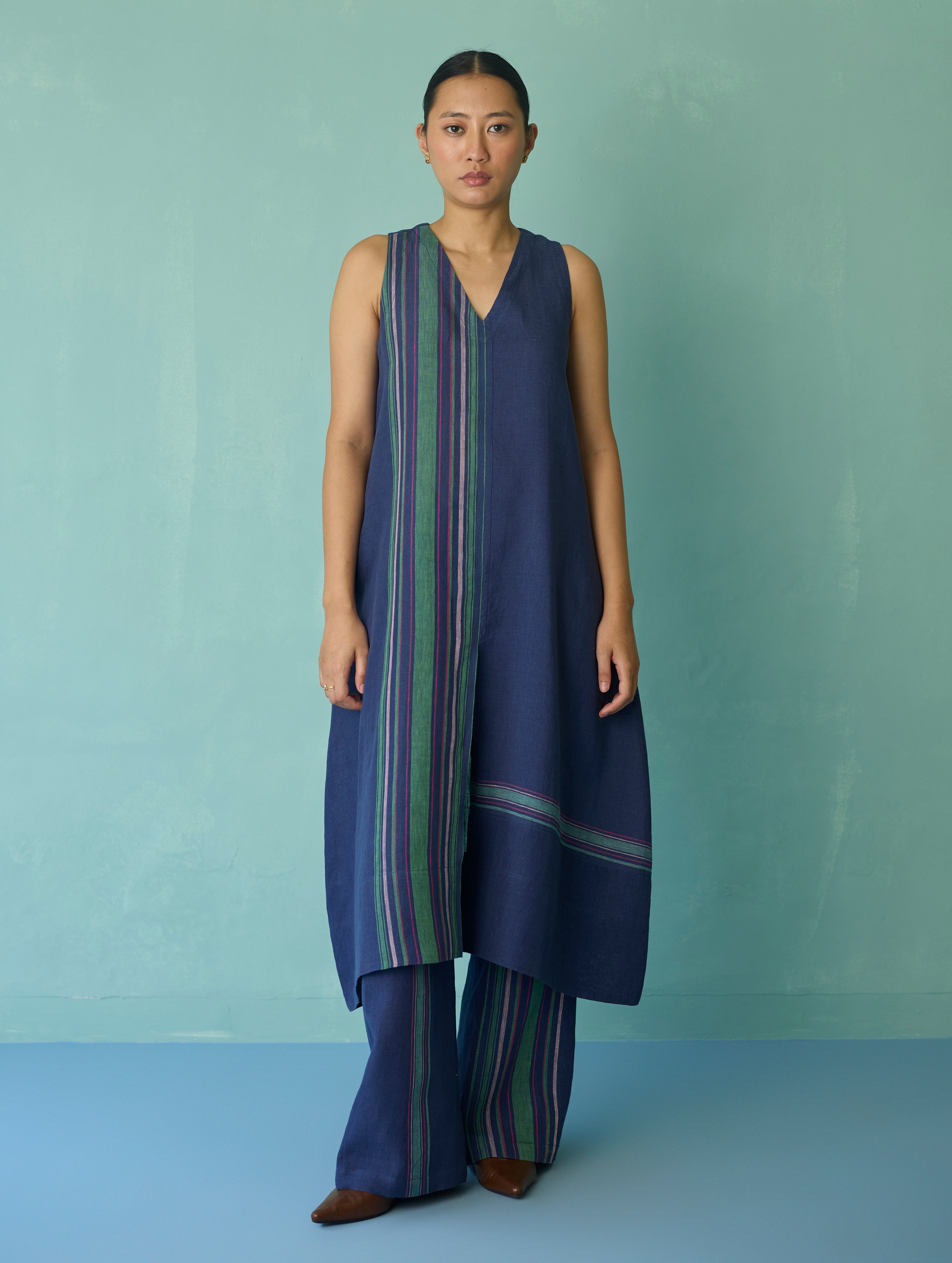 Vanya Border Linen Sleeveless Kurta Set - Indigo