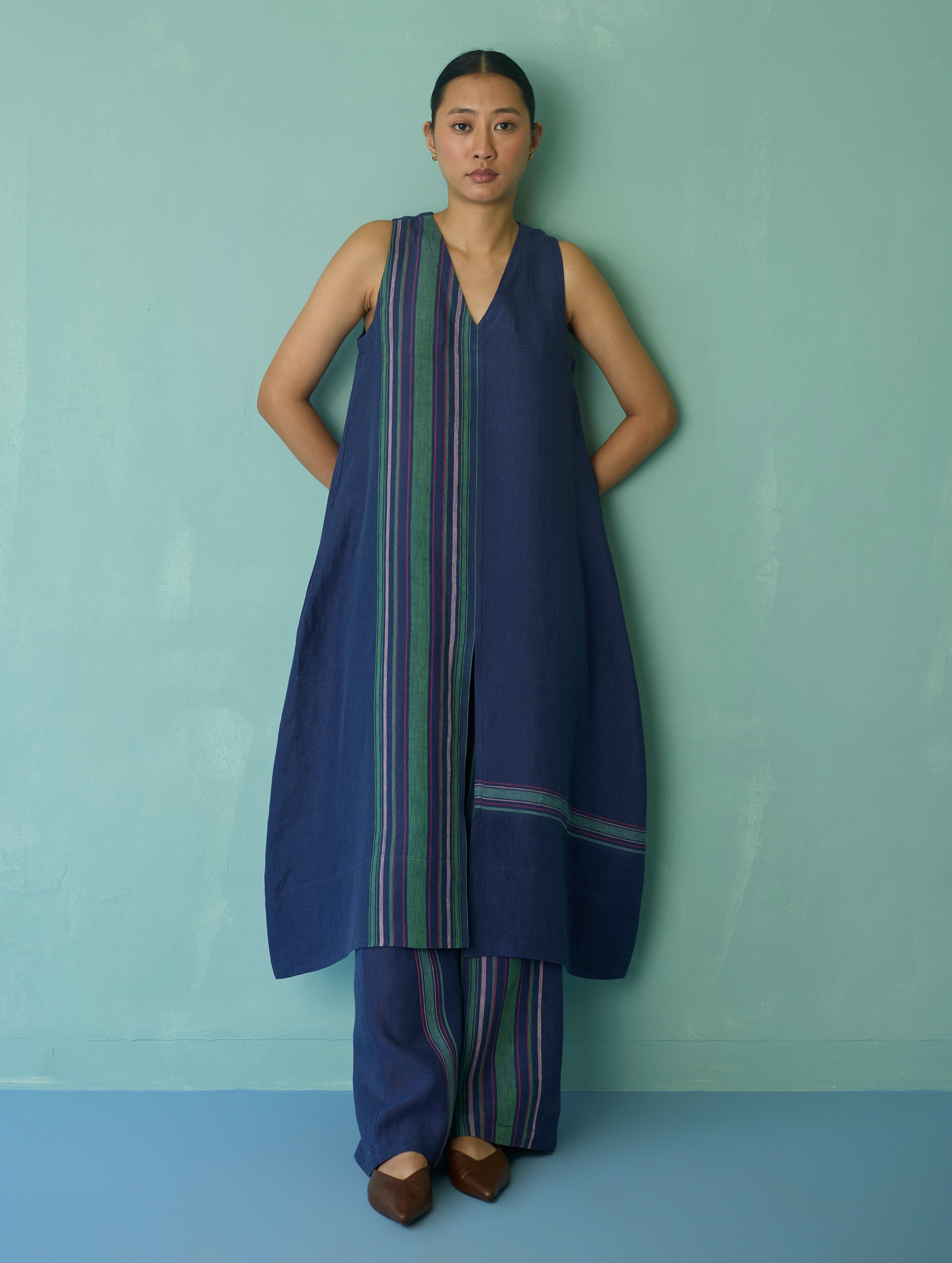 Vanya Border Linen Sleeveless Kurta - Indigo