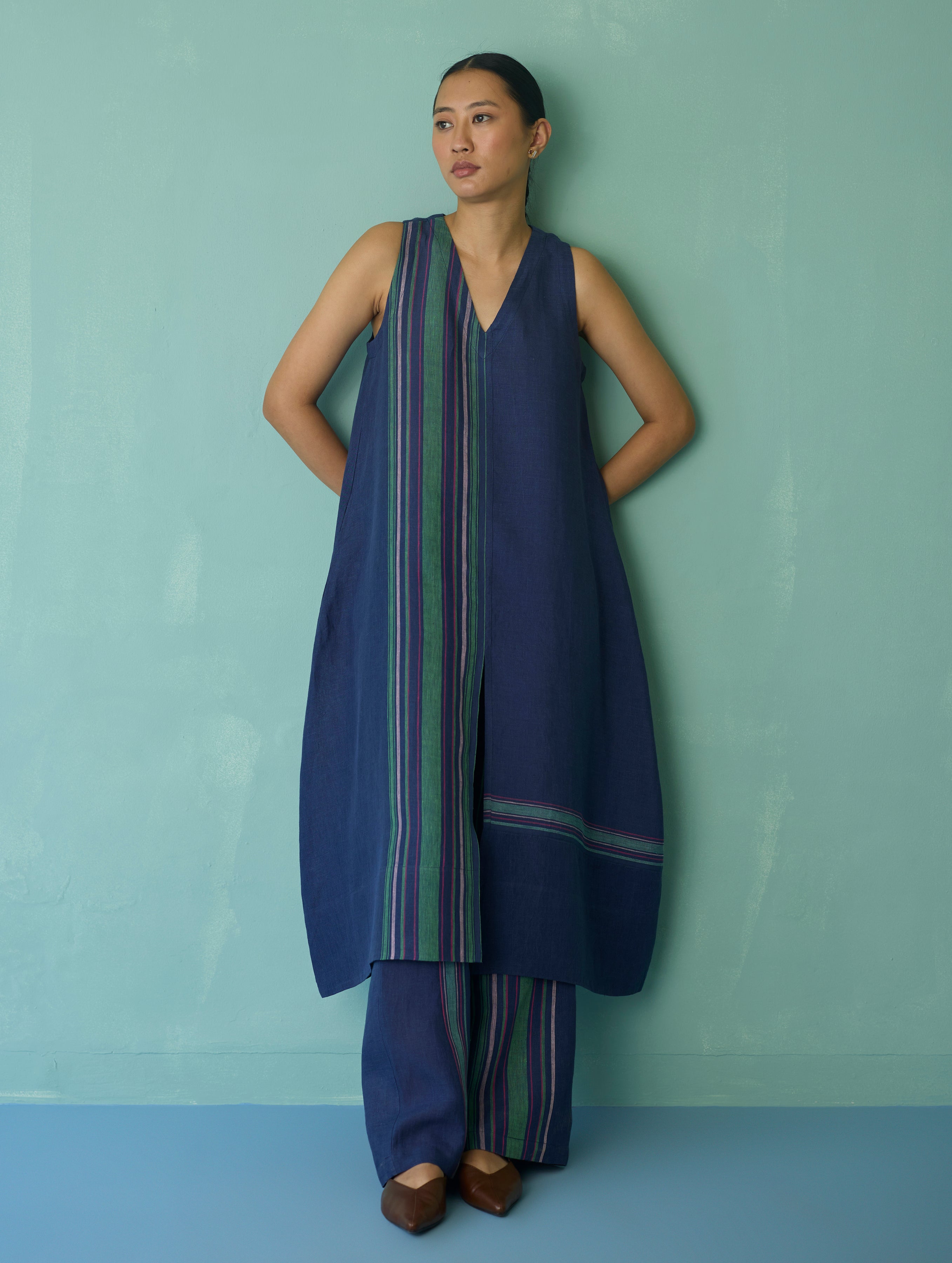 Vanya Border Linen Sleeveless Kurta Set - Indigo