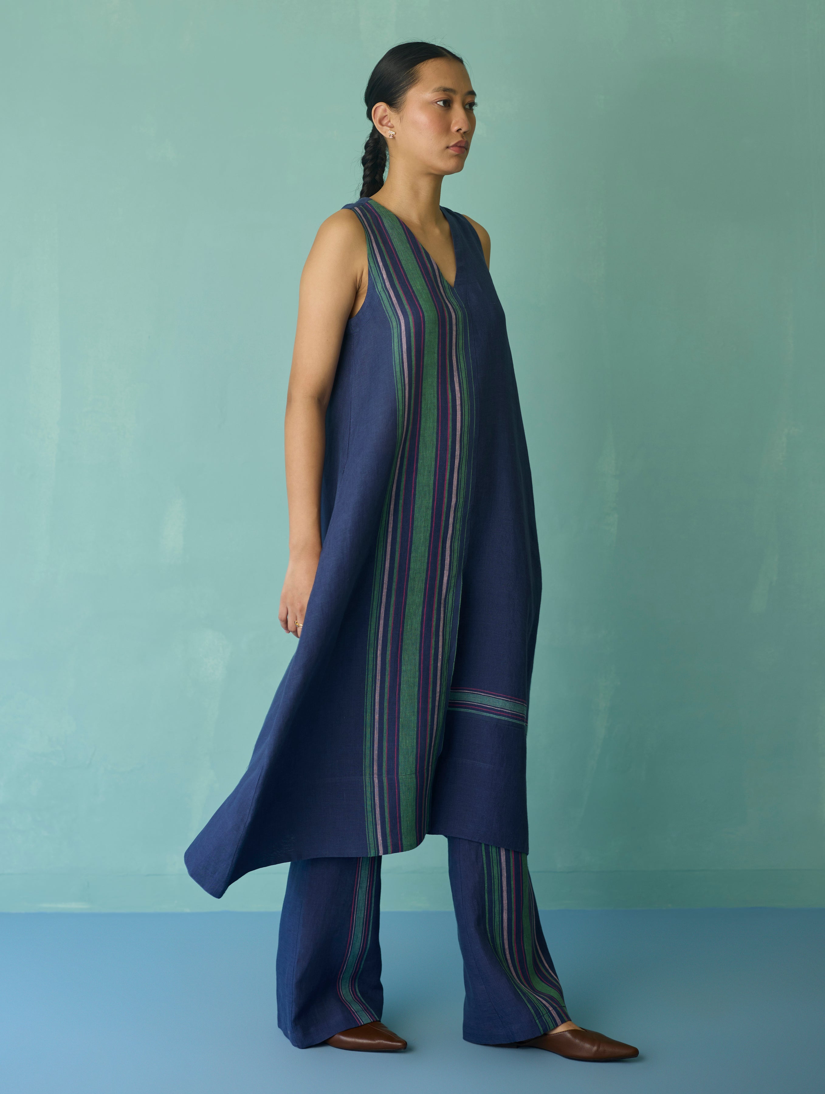 Vanya Border Linen Sleeveless Kurta Set - Indigo