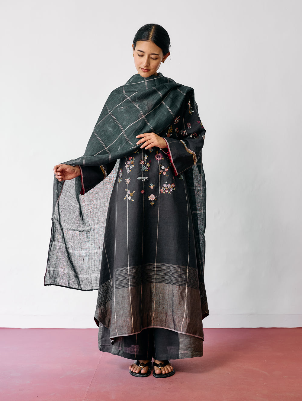 Ura Hand-Embroidered Metallic Linen Kurta Set - Charcoal