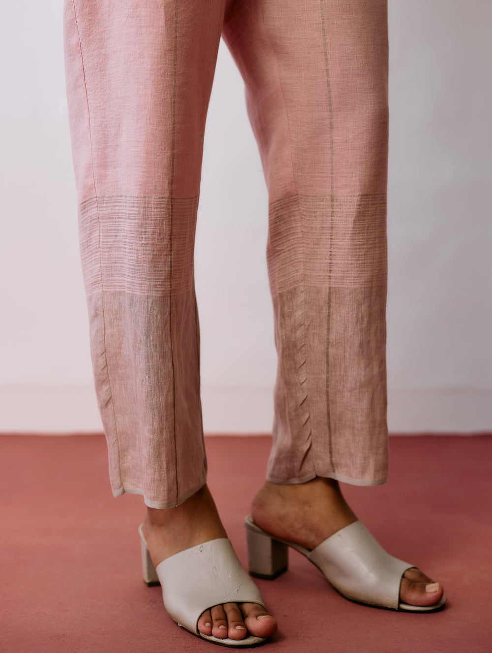 Nila Tapered Metallic Linen Pants - Pink